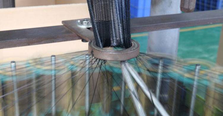 The braiding machine weaves sleeving