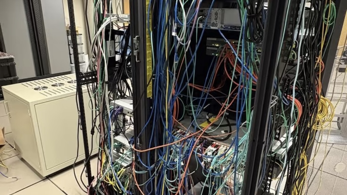 Disordered data center cabling blocks airflow Disordered data center cabling blocks airflow