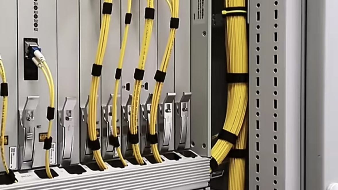 Cable management in a live server cabinet Cable management in a live server cabinet