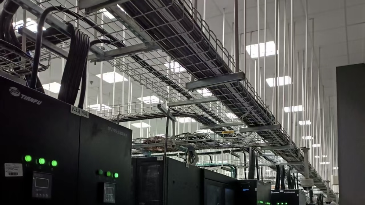 Overhead cable tray cable management Overhead cable tray cable management